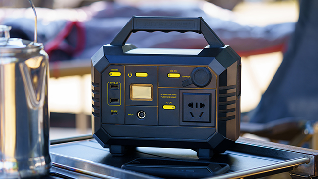 Una power station appoggiata su un tavolo